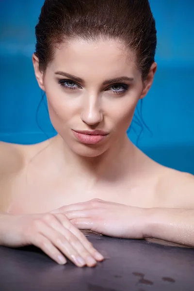 Donna godendo l'acqua in piscina — Foto Stock