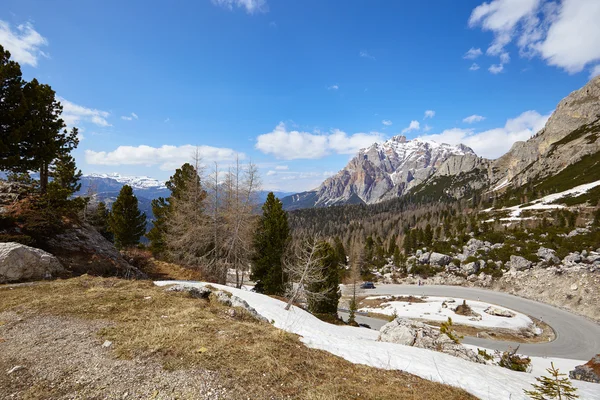 Camino en la montaña Dolomitas — Foto de Stock