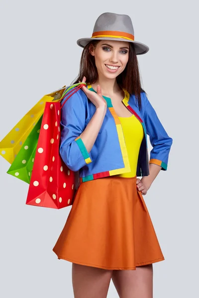 Женщина в шляпе с сумками — стоковое фото