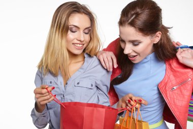 kızlarla alışveriş torbaları