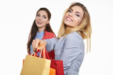 kızlarla alışveriş torbaları