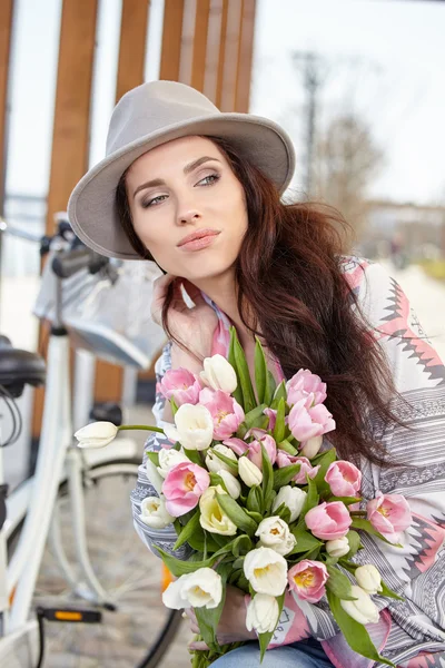 Donna con tulipani in città — Foto Stock