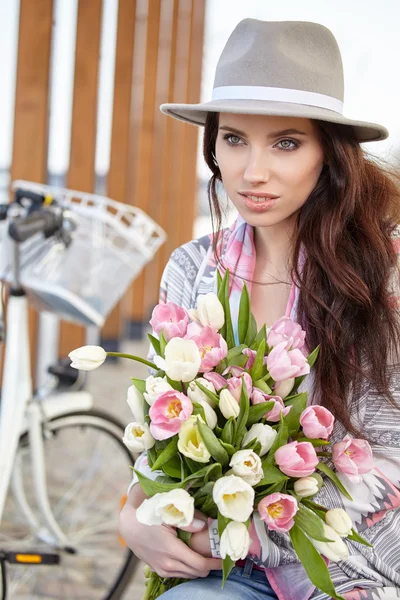 Femme avec des tulipes en ville — Photo