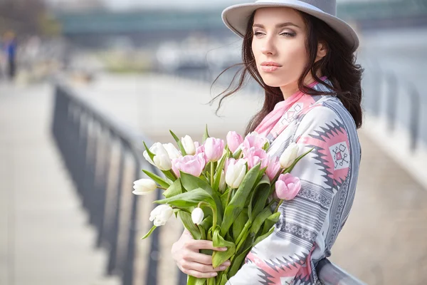 Mujer con tulipanes en la ciudad —  Fotos de Stock