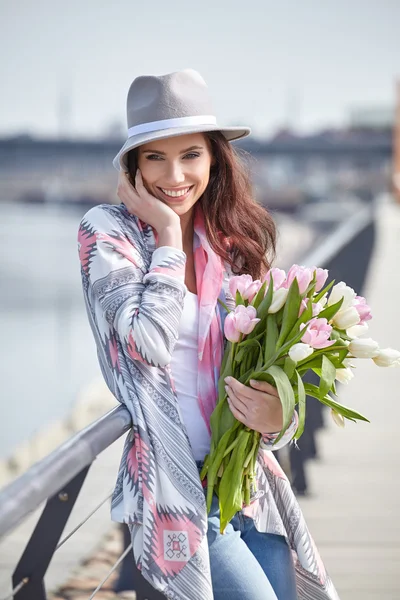 Žena s tulipány v městě — Stock fotografie