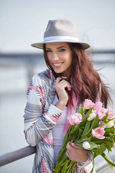 Femme avec des tulipes en ville — Photo