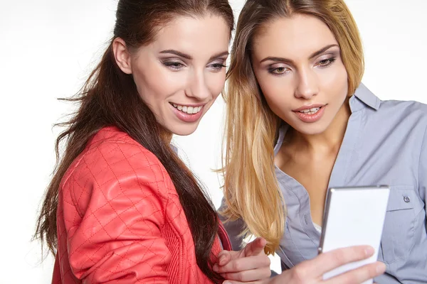 Donne in cerca di smart phone — Foto Stock