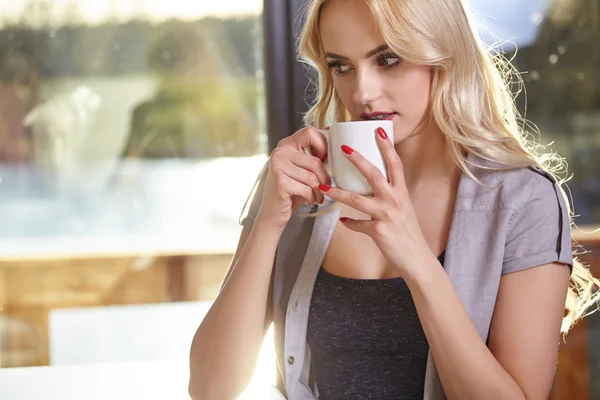 Mujer bebiendo café —  Fotos de Stock