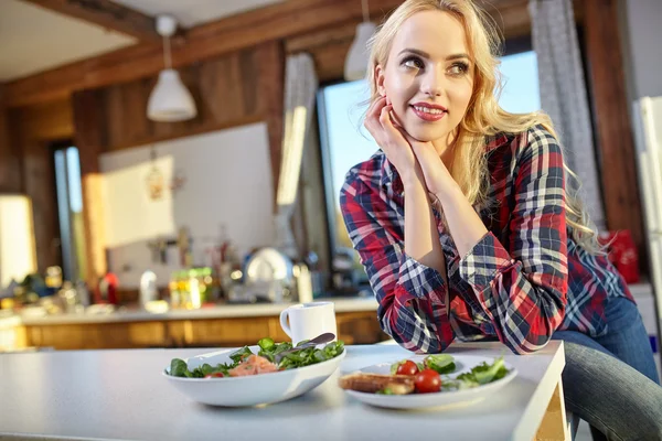 Kvinna äter frukost — Stockfoto