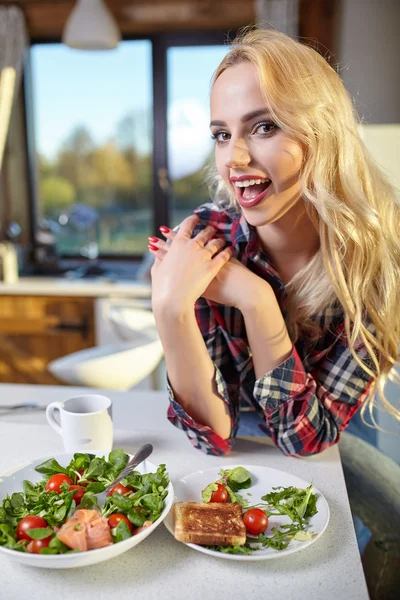 Kvinna äter frukost — Stockfoto