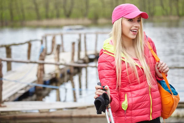 Chica caminando con polos — Foto de Stock