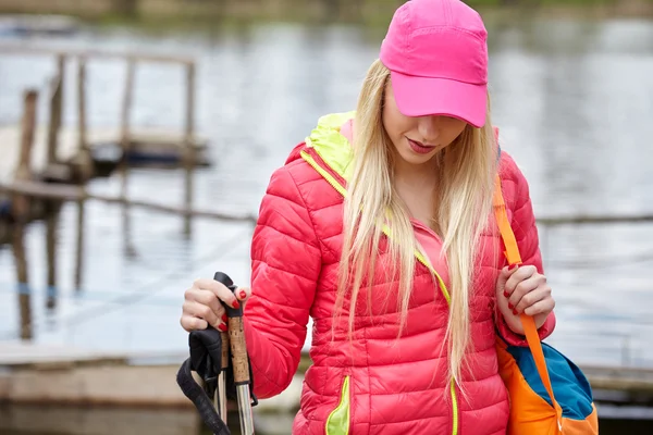 Ragazza che cammina con pali — Foto Stock