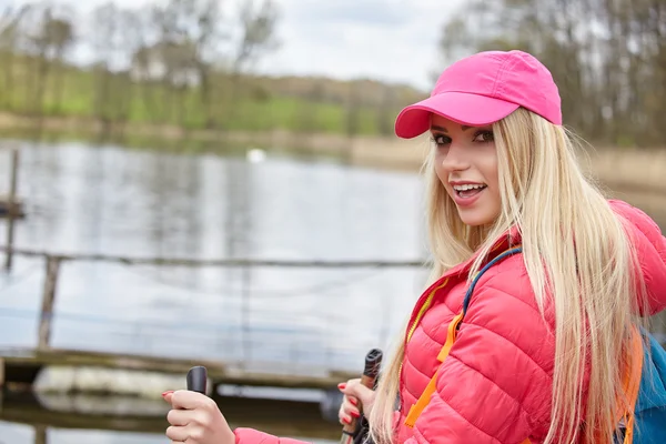 Mädchen geht mit Stöcken — Stockfoto