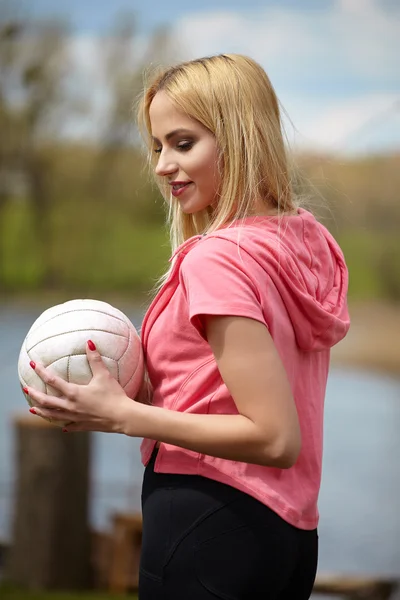 Žena s míčem hraje volejbal — Stock fotografie