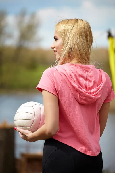 Mulher com bola jogando vôlei — Fotografia de Stock