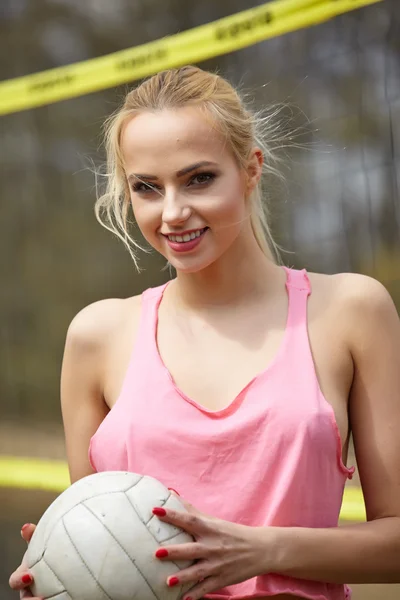 Dziewczyna gra w siatkówkę — Zdjęcie stockowe