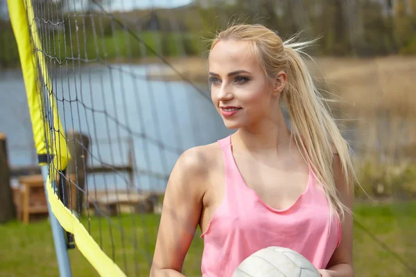 Ragazza che gioca a pallavolo — Foto Stock