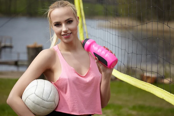 Frau mit Ball spielt Volleyball — Stockfoto
