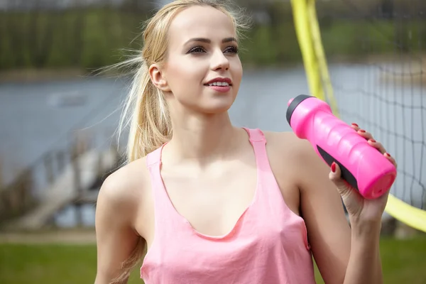 Jeune femme jouant au volley — Photo