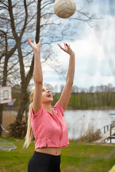 Žena s míčem hraje volejbal — Stock fotografie