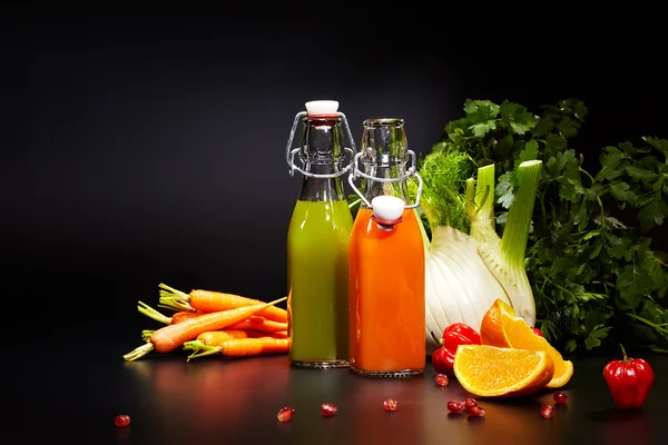 Bouteilles avec jus de légumes frais — Photo