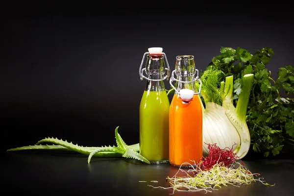 Bouteilles avec jus de légumes frais — Photo