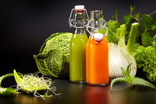 Bouteilles avec jus de légumes frais — Photo