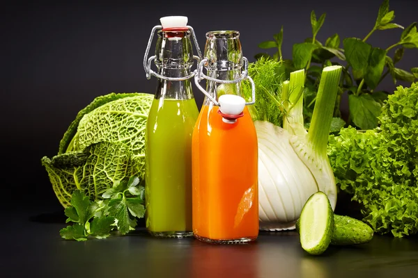 Bouteilles avec jus de légumes frais — Photo