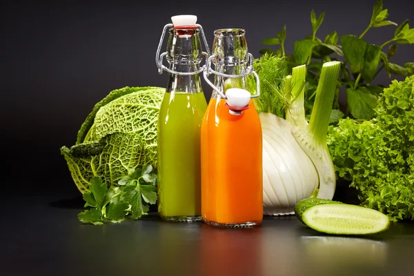 Flaskor med färsk grönsaksjuice — Stockfoto