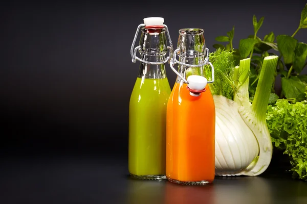 Bouteilles avec jus de légumes frais — Photo