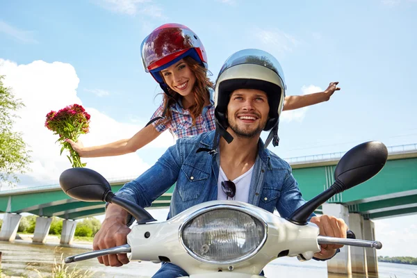 Alegre casal equitação vintage scooter . — Fotografia de Stock