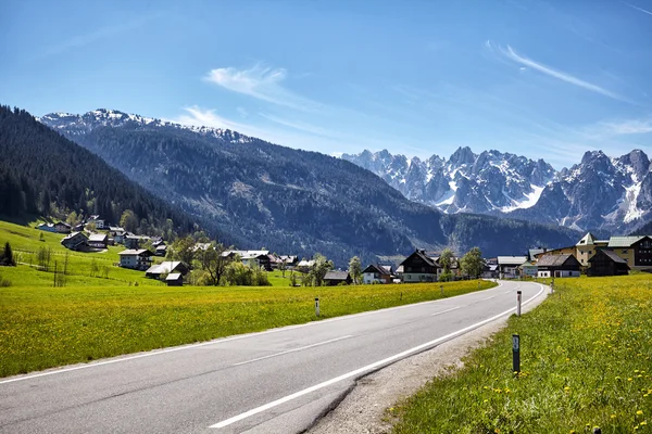 Route dans les montagnes alpines — Photo