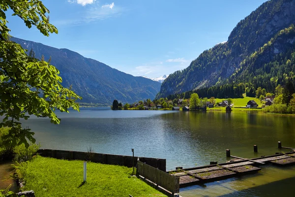 Alpina sjön och bergen — Stockfoto