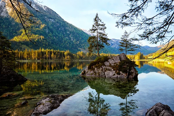 Hermosas montañas y lago — Foto de Stock