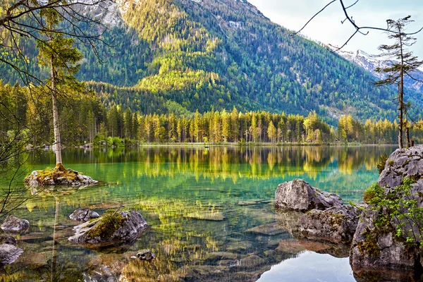 Beautiful mountains and lake — Stock Photo, Image