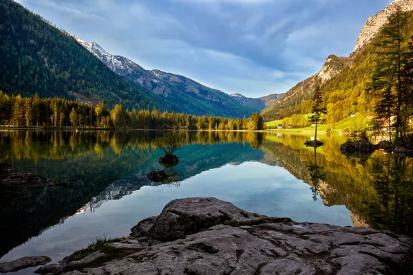 Hermosas montañas y lago — Foto de Stock