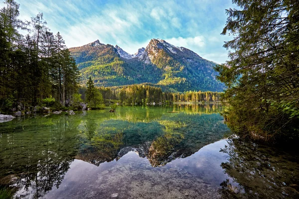 Hermosas montañas y lago — Foto de Stock