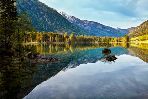 Hermosas montañas y lago — Foto de Stock