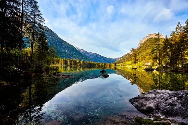 Hermosas montañas y lago — Foto de Stock