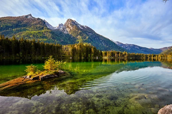 Hermosas montañas y lago — Foto de Stock