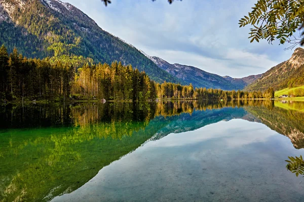 Hermosas montañas y lago — Foto de Stock