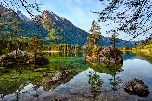 Hermosas montañas y lago — Foto de Stock