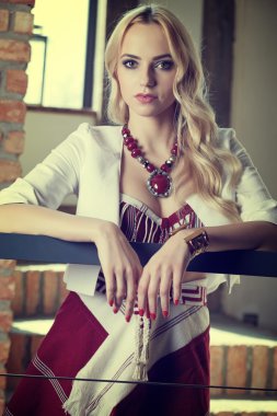 Zarif elbiseleri giymiş kız