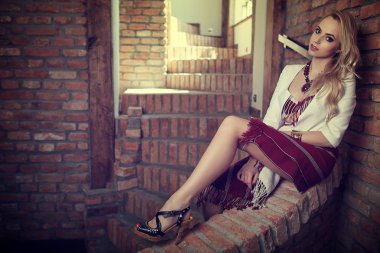 Zarif elbiseleri giymiş kız