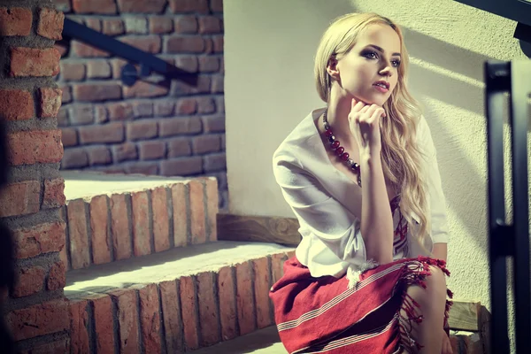 Zarif elbiseleri giymiş kız