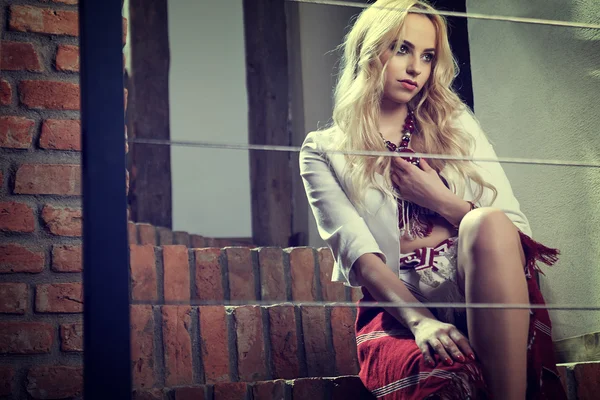 Zarif elbiseleri giymiş kız