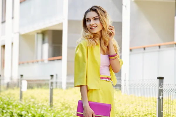 Vrouw die op straat loopt — Stockfoto