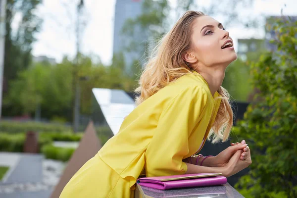 Frau im gelben Kleid — Stockfoto