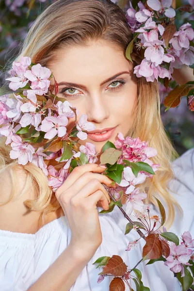 Donna in fioritura giardino primaverile — Foto Stock