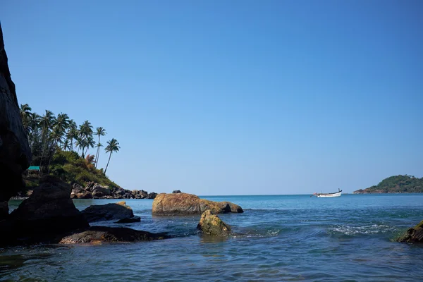 Tropical beach with rocks — Stock Photo, Image